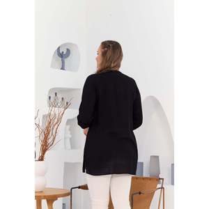 Tunique noire grande taille avec poches et détails aux manches, en voile de viscose et fente latérale - Product Image 4