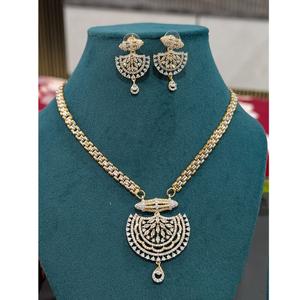 Ensemble de collier tendance avec boucles d'oreilles pour femmes, finition or et blanc AD Stones Look Collection Wear - Product Image 1