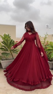 Superbe ensemble de vêtements de réception en filet Sharara avec travail manuel glamour et embellissements floraux - Product Image 5