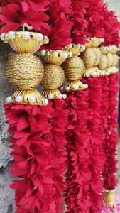 กุหลาบสดใสพร้อมพวงมาลัยผ้าสีแดงสำหรับ haldi mehendi Sangeet ตกแต่งผนังดิวาลีคืนหรือปีใหม่ตกแต่งบ้านทางเข้าบ้านของตกแต่ง - Product Image 5