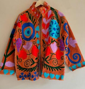 Vestes en velours brodé lourd unisexe Suzani, imprimé floral multicolore, coton Suzani, manteau d'hiver, fabriqué à la main en plusieurs couleurs - Product Image 1