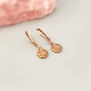 Boucles d'oreilles fines et élégantes en argent 925, personnalisées avec des pierres en zircone cubique, boucles d'oreilles pour femmes, qualité supérieure, bijoux en gros à bas prix - Product Image 1