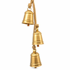 Guirlande de clochettes en métal doré la plus vendue, avec trois clochettes distinctives, cordon en chanvre tressé et détails d'anneaux connectés - Product Image 3