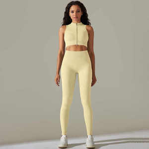 Ensemble d'entraînement personnalisé pour femmes OEM Tenue de yoga leggings et crop top Vêtements de fitness en tissu respirant pour l'entraînement ou le pilates - Product Image 5