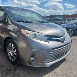 Usado 2018 Toyo-ta Sie NNA XLE 7 pasajeros FWD con asiento de acceso automático - Product Image 1