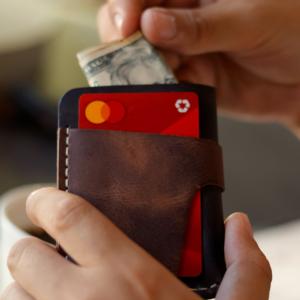 Tarjetero Minimalista Hecho a Mano de Cuero Genuino de Dos Tonos, Diseño Elegante y Delgado para Uso Diario, para Tarjetas de Crédito y Identificación, Color Negro - Product Image 1