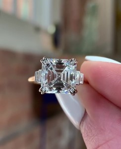 9มม. แหวนหมั้นเพชรสังเคราะห์สีขาวตัดกับ Baguette ด้านข้างหินสามแหวนหิน - Product Image 4