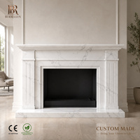 Cheminée en pierre polie moderne et minimaliste sur mesure, pour salon de villa contemporaine, avec cadre en marbre blanc