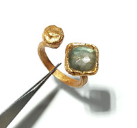 Anillo de Labradorita con Incrustaciones de Plata 925 Chapada en Oro, Engaste de Collet Hecho a Mano, Regalo de Lujo Certificado para Ella