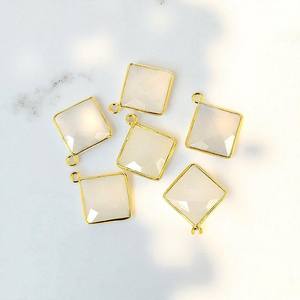 Nouveauté 12MM carré à facettes calcédoine blanche pierre précieuse pendentif à breloque lunette plaquée or pour la fabrication de bijoux - Product Image 1