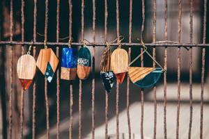 Pendientes Modernos de Resina de Madera con Forma de Lágrima |   Pendientes Minimalistas Ligeros - Product Image 3