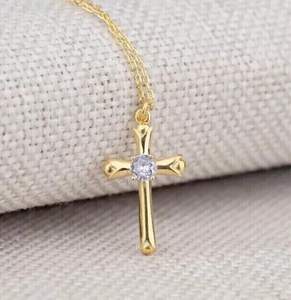 Colgante de Cruz de diamante de moissanita de corte redondo de 2 quilates de estilo clásico de plata 925 con cadena - Product Image 4