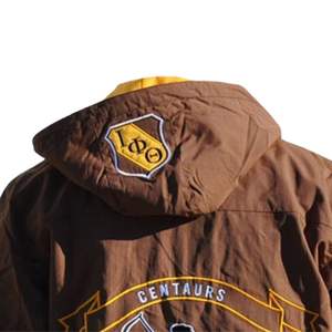 Iota Phi Theta Chaqueta cortavientos marrón y dorada con logotipo de escudo Greek Life Fraternity Prendas de abrigo Abrigo ligero con capucha - Product Image 5