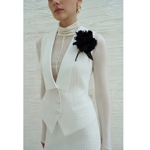 เสื้อเบลเซอร์ผู้หญิงคุณภาพสูง บริการ ODM ผ้าเรยอนผสมสแปนเด็กซ์ ปักลาย ผ้าทอ  แบบ IVORA LAPEL VEST เสื้อเบลเซอร์ผู้หญิง เสื้อผ้าผู้หญิง - Product Image 1