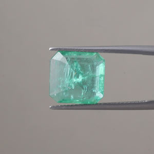 Émeraude naturelle certifiée IGI, taille octogonale 5,70 carats, 12x11mm, taillée à la main, polie à la cire/huile, couleur vert clair. - Product Image 3