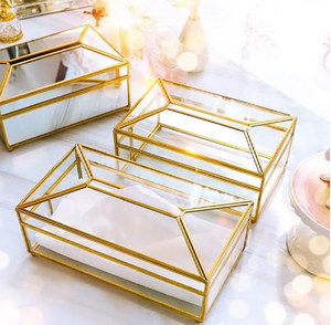 Caja de metal con acabado en mármol verde oscuro y elaborados recortes dorados. Disponible a precios de mayoreo en el final. - Product Image 2