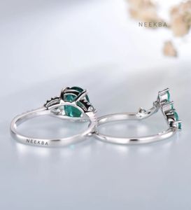 Juego de anillos de novia de oro blanco sólido de 10K con corte ovalado Lab-Juego de anillos de boda hechos a mano de Esmeralda y moissanita con banda curva de corona - Product Image 3