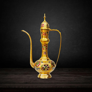Aftaba Surahi arabe en métal et laiton de style vintage avec une belle gravure en or - Product Image 2