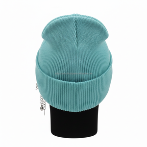 Gorro de Punto Acrílico para Mujer, Color Menta, Suave y Cálido para Invierno, con Logotipo Bordado Personalizado, Cadena Lateral como Accesorio, Gorro Jacquard - Product Image 2