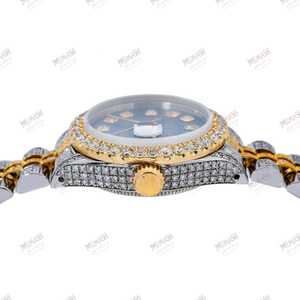 Elegante reloj de diamantes de dos tonos con esfera azul, detalles en amarillo y oro y marcadores de hora octogonales de diamantes - Product Image 5