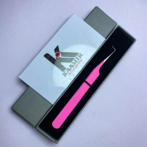 Pince à épiler pour extensions de cils en acier inoxydable à pointe fine, revêtement en poudre rose, 90 degrés, prix d'usine, avec boîte chez Kaamir Instruments - Product Image 1