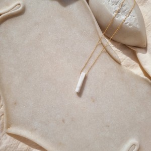 Vente en gros de baril de howlite naturelle sculptée pendentif en argent sterling 925 plaqué or fait à la main bijoux de charme en pierres précieuses pour femmes en vrac - Product Image 4