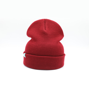 Gorro Jacquard de punto acrílico rojo personalizado con puño doblado y parche azul claro para hombres y mujeres ropa de invierno y etiqueta privada - Product Image 3
