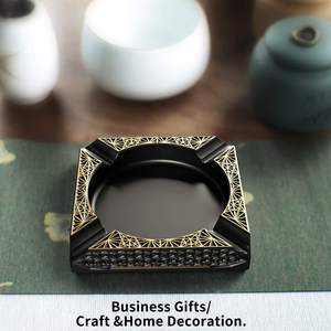 Cendrier de forme carrée en métal de couleur noire et marron élégante pour les accessoires de fumeur et de briquet de créateur sur la table - Product Image 5