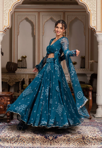 Conjunto de lehenga Manjari de georgette verde azulado Gulabi Galiyan Bandhej con dupatta de georgette | Ropa Étnica de Diseñador para Mujer en Tallas Grandes - Product Image 2