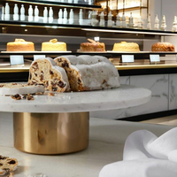 Luxueux support à gâteau rond en marbre blanc avec base en or matériau en bois élégant pour servir des desserts et présenter des gâteaux