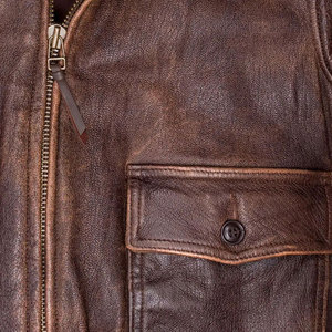 Chaqueta de Cuero Auténtico Marrón Desgastado para Hombre, Estilo Bomber con Cuello de Piel, Logotipo Frontal y Detalles de Tela de Lona - Product Image 3