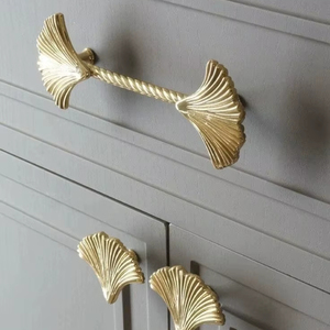 Crochets muraux modernes en laiton et métal de luxe Poignées de porte de conception verticale avec bouchon Porte-serviettes élégants pour les célébrations d'anniversaire - Product Image 1