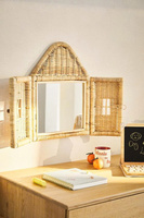 Miroir mural en rotin pour enfant en forme de maison. Peut être ouvert et fermé grâce à deux volets