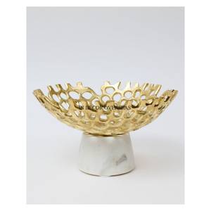 Bol de service unique en aluminium moulé de haute qualité plaqué or pour fruits et autres aliments avec base en marbre blanc - Product Image 1