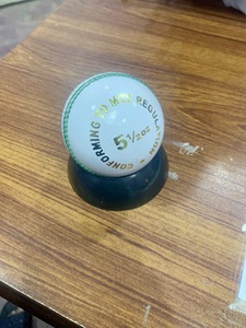 Balle de cricket en cuir blanc pour joueurs professionnels - Product Image 3