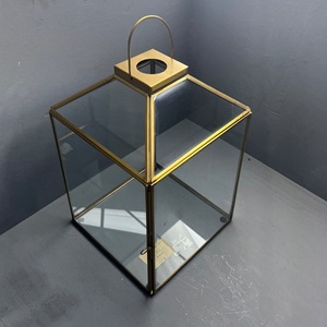 Farol de vela decorativo hecho de latón y vidrio con acabado en latón. - Product Image 1