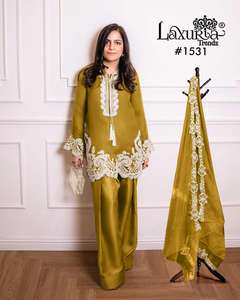 Costume pakistanais de créateur avec tunique élégante brodée Kurti associée à des manches brodées lourdes Farsi Salwar Organza Dupatta - Product Image 2