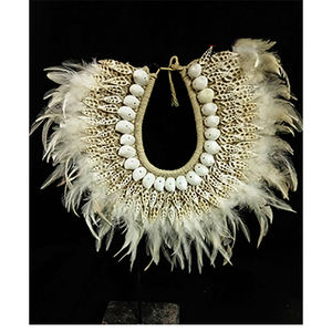 Coquillages coupés et plumes blanches pour la création de bijoux et la décoration, motif ethnique - Product Image 1