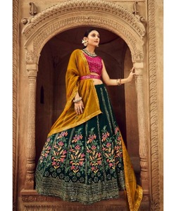 Lehengacholi สำหรับเด็กผู้หญิงสีชมพูกับเสื้อกำมะหยี่หนักและ chunni เทศกาลแต่งงานเจ้าสาว - Product Image 2