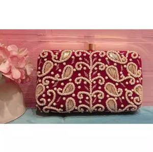 Bolso de mano de moda para mujer, bolso hecho a mano, detalles inspirados en el patrimonio, bordado artesanal, decoración de perlas para ropa cultural informal - Product Image 1