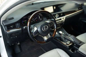 Voiture d'occasion de qualité abordable, Le-x-us ES 30-0h 2017, conduite à gauche - Product Image 2