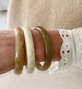 Bracelets ronds tendance en résine époxy écologique faits à la main de qualité supérieure pour femmes, objets d'art et de collection - Product Image 2