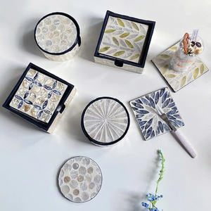 ชุดจานรองแก้วตกแต่งลายมุกและไม้สุดหรู บรรจุในกล่องของขวัญพรีเมียม สำหรับตกแต่งบ้านสุดหรู รับผลิตแบบ OEM ODM ขายส่ง - Product Image 3