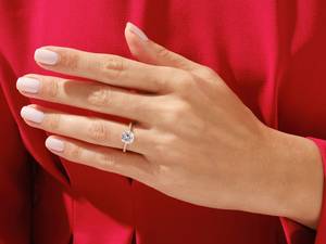 Anillo de compromiso de diamante cultivado en laboratorio de 1,5 quilates, oro amarillo sólido de 10K con juego de pavé, piedra lateral, anillo de promesa certificado IGI para mujer - Product Image 4