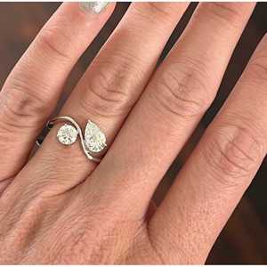 Anillo Toi Et Moi con Diamantes de Laboratorio de 1.50 Quilates, Forma de Pera y Redonda, Certificado IGI, Oro Blanco - Anillos con Diamantes Certificados - Product Image 1