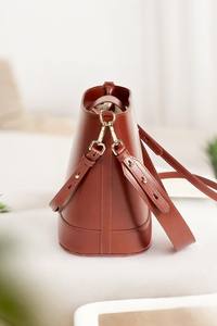 Sac à dos en cuir brun Royal Edition avec design compact et texture lisse - Product Image 4