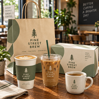 Ensemble d'emballages personnalisés pour café AT PACK avec des sacs en papier kraft, des gobelets en papier, des gobelets en PET, des boîtes alimentaires en carton ondulé et des serviettes