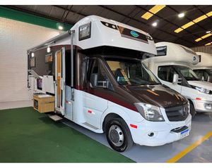 Camping-car de luxe Sprinter 2024 à vendre – VR diesel de luxe avec cuisine, salle de bain, lit et système solaire. - Product Image 2