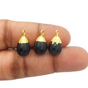 Colgante de ónix negro tallado a mano con abalorio chapado en oro, joyería de latón respetuosa con el medio ambiente para proyectos de bricolaje - Product Image 1