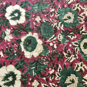 Tela de Algodón Estampada a Mano con Diseño Floral Tradicional Indio Mughal en Magenta y Verde Azulado - Product Image 3